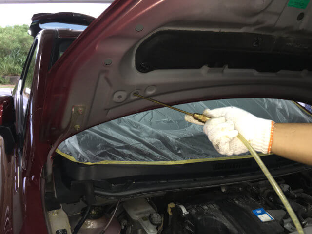 車両下回りハケ塗り